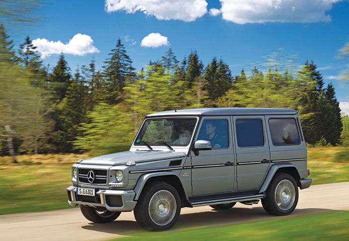 Στην άσφαλτο, η βαριά G-Class αποδεικνύεται δυσκίνητη κυρίως σε γρήγορους ρυθμούς και υπολείπεται σε αίσθηση. 